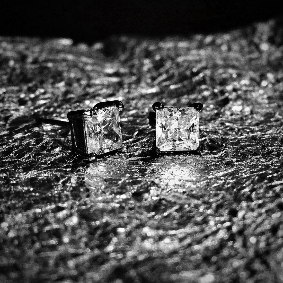 Men's Diamond Rings: Flush Settings, Band Width and Metal Choice