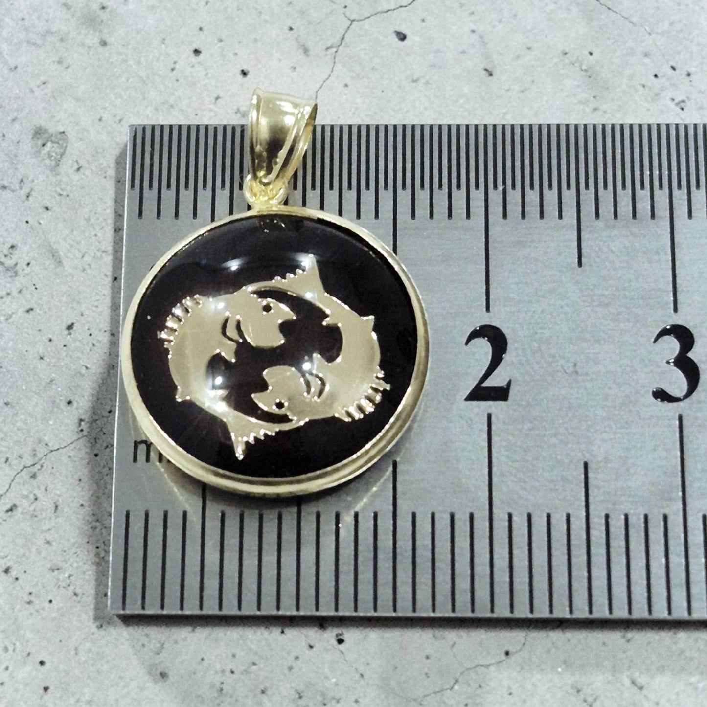 14K Pisces Gold Zodiac Pendant | Changing Colour Mood Stone | Qutahia Jewellery